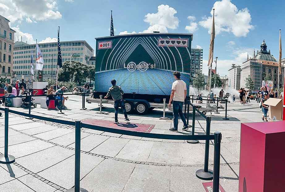 München - Karlsplatz: Ein Junge spielt ein Spiel auf dem Platz