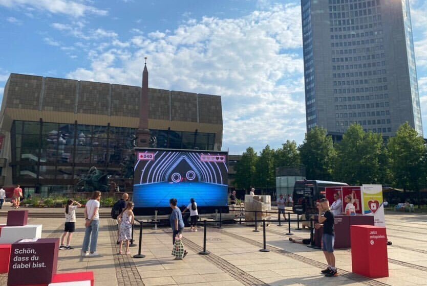 Leipzig - Augustusplatz: Mädchen spielt ein Spiel auf dem Platz