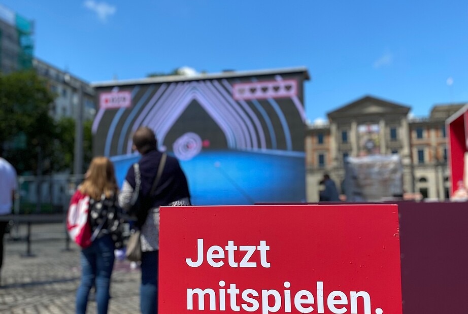 Bremen - Bahnhofsplatz (Aktionstag „Retten.Schützen.Helfen.“): Schild Jetzt mitspielen.